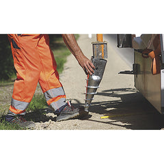 Aufstellen von Leitpfosten mit Eindrehsockel, nach TL