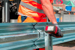 Montage und Reparatur von Schutzleitplanken
