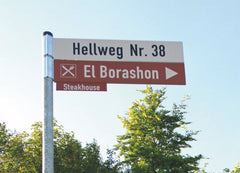 Montage von Straßen- und Hausnummernschildern