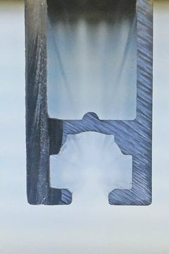 Straßennamensschild Alu-Hohlkastenprofil, seitliche Befestigung 150 mm blau, Schrift 2-seitig weiß, Universal-Nut, RA2, 1 x Endkappen, l